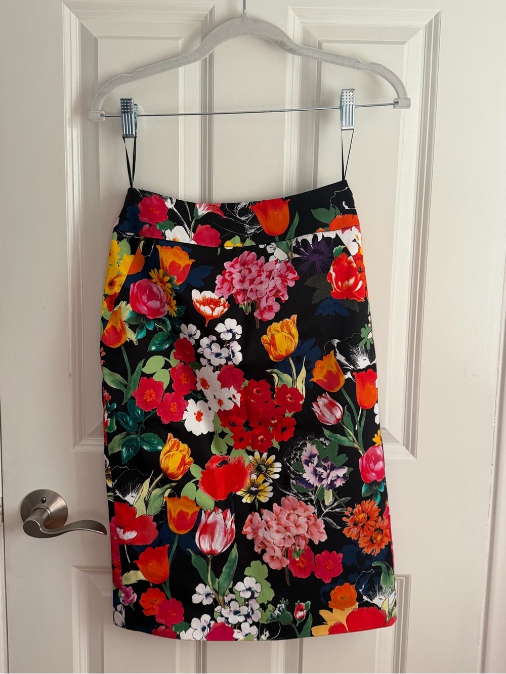 Authentic Moschino Mainline Floral Print Pencil Skirt – IT 38 / US 4 (XS)